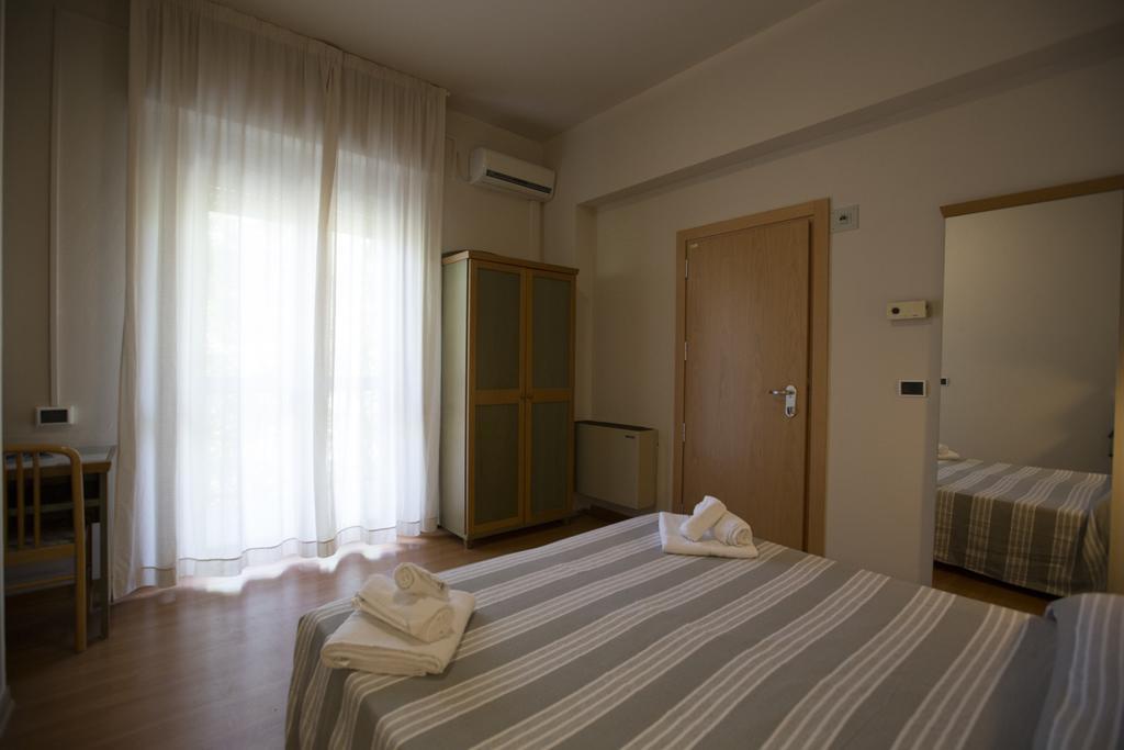 Hotel Impero Rimini Kültér fotó